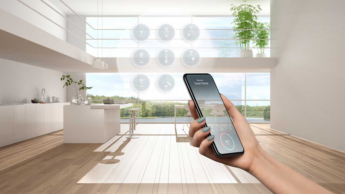 Controllo domotico della casa tramite smartphone in cucina moderna con icone smart home virtuali