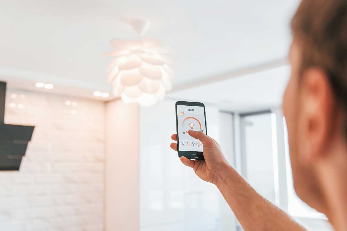 Gestione illuminazione domestica tramite app di domotica su smartphone