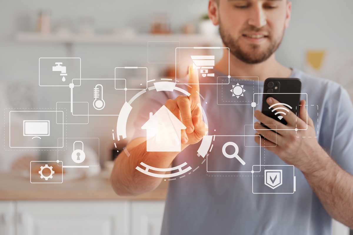 Uomo che controlla funzioni di domotica con smartphone e interfaccia digitale smart home