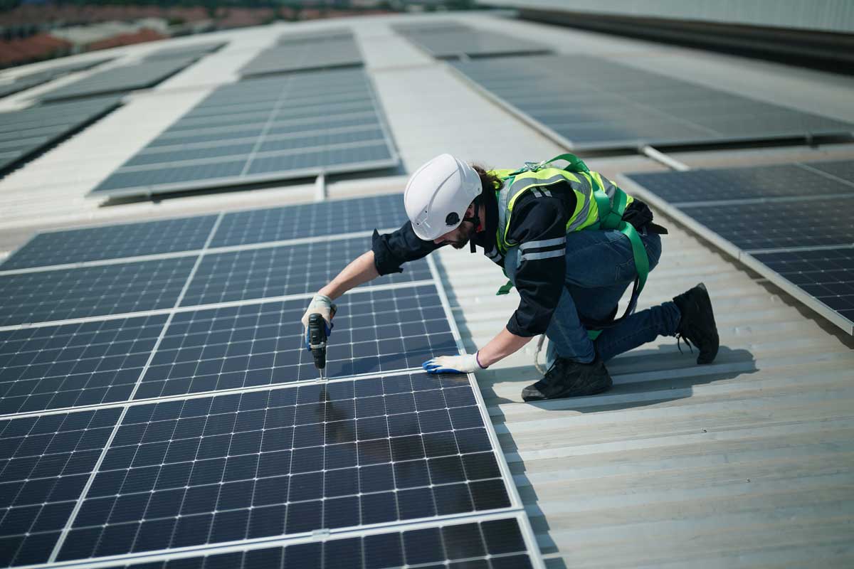 Pannelli solari installati su tetto industriale per produzione di energia rinnovabile