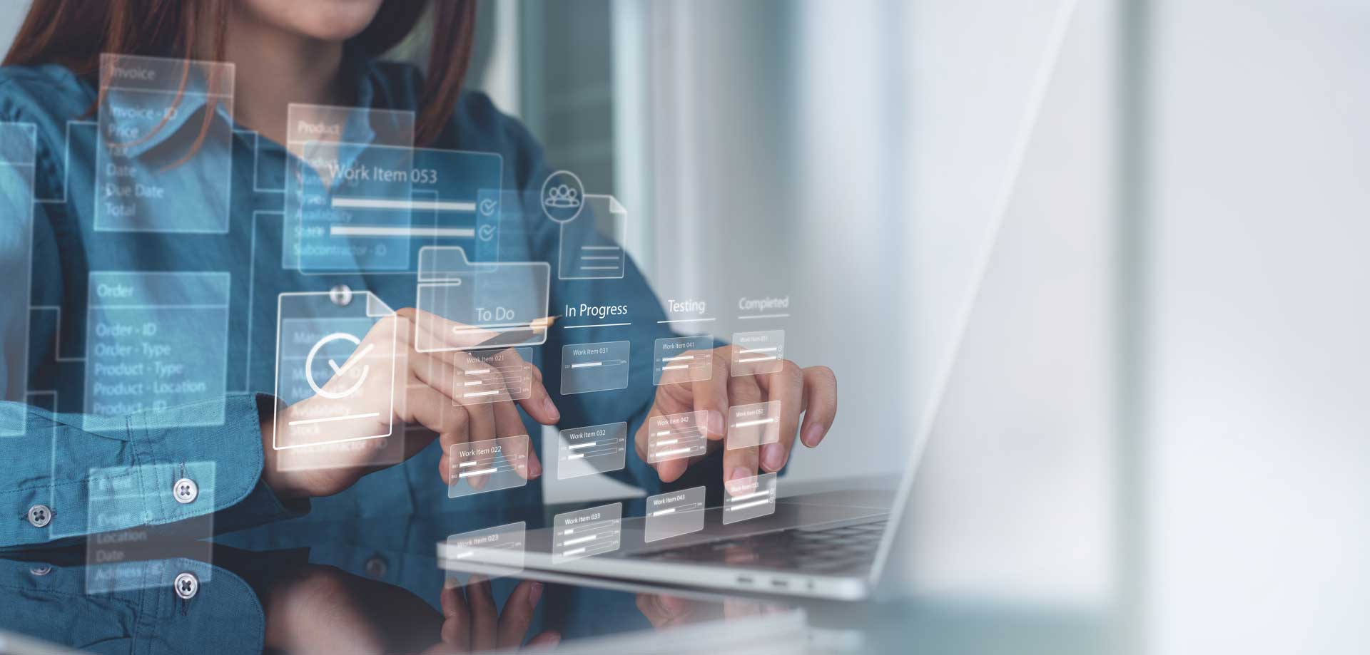 Professionista che lavora al computer con interfaccia digitale trasparente per gestione dati e processi aziendali