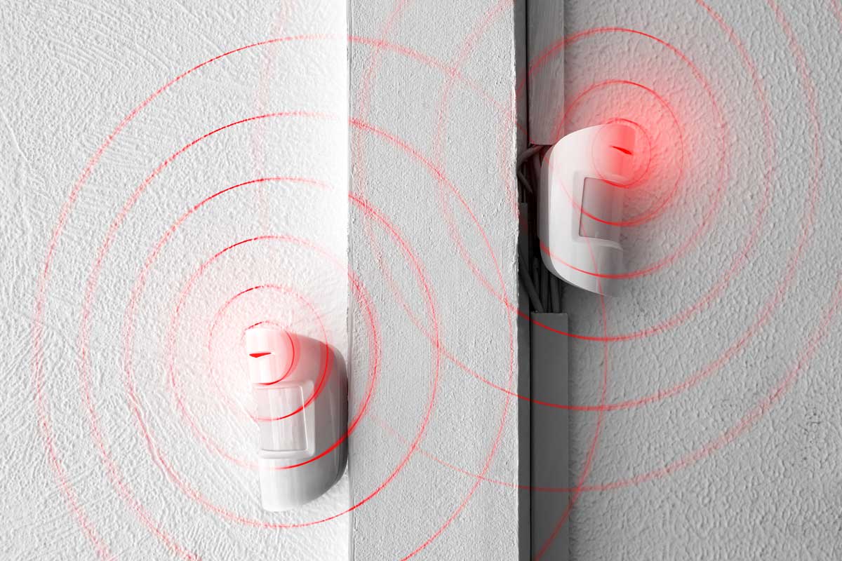 Sensori di allarme installati su porta con rilevamento movimento e segnale attivo