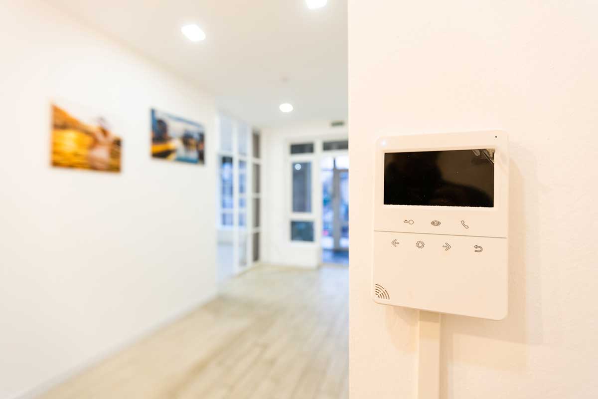 Videocitofono moderno con display a colori installato su parete interna di abitazione elegante