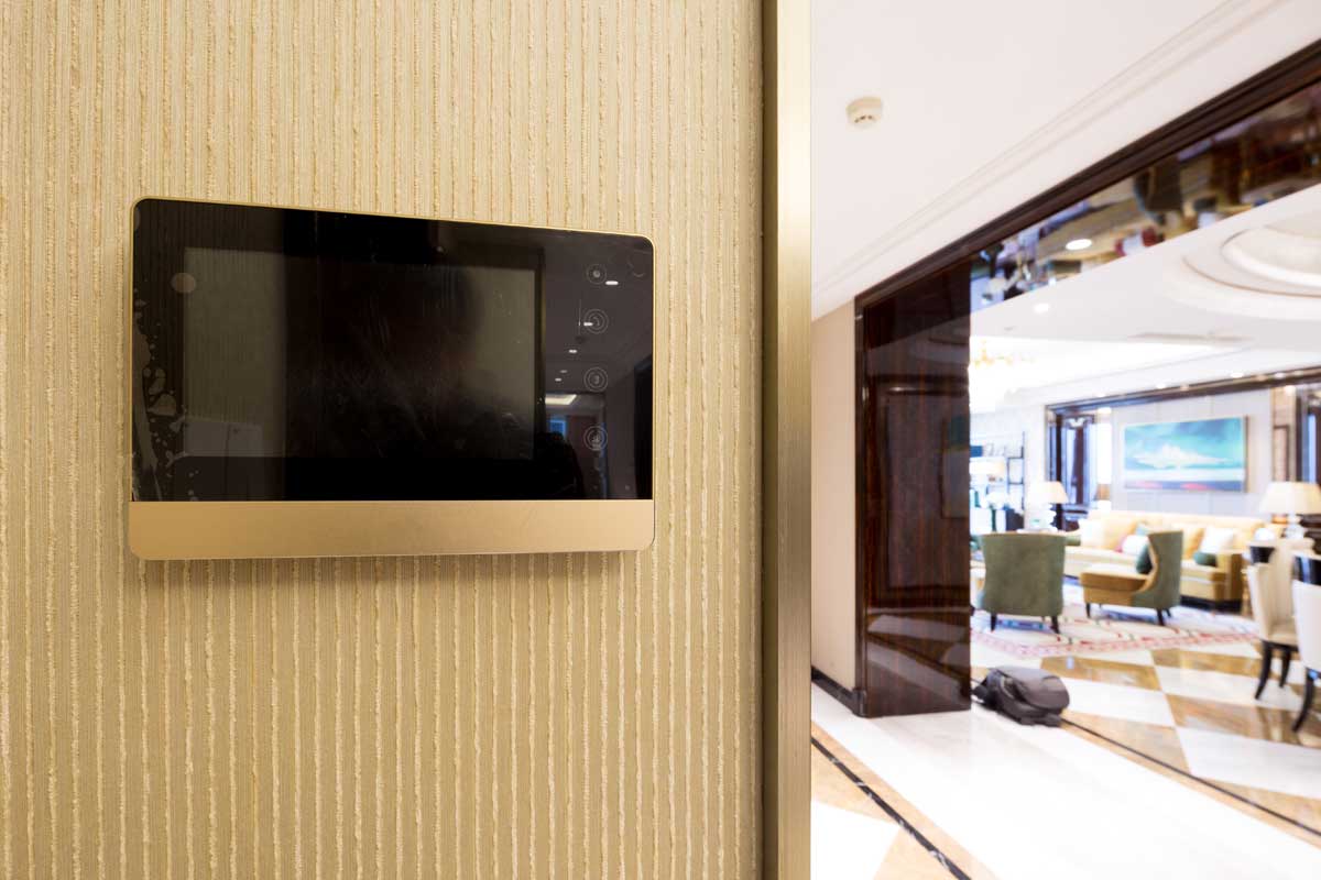 Videocitofono digitale a schermo piatto montato all’ingresso di un condominio moderno