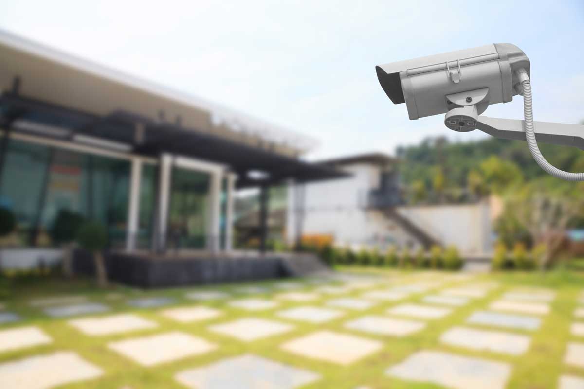 Telecamera dome di sorveglianza installata su parete esterna per monitoraggio sicurezza