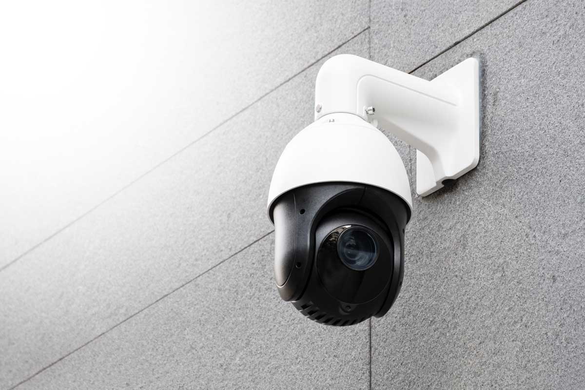 Sistema di videosorveglianza con più telecamere di sicurezza montate su edificio commerciale